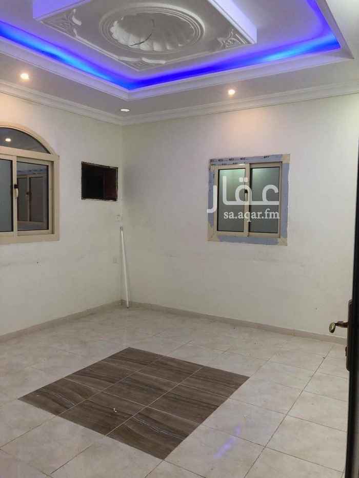 1668666 شقه دور اول مكونه من ٥غرف وصاله ومطبخ ٣حمامات عداد كهرباء مستقل المياه تقسم على الشقق المؤجره و١٠٠٠ريال تأمين والايجار على دفعتين قريبه من جامع الفاروق قريبه من مجمع مدارس البنات قريبه من بقالة النور قريبه من مدارس الاولاد
