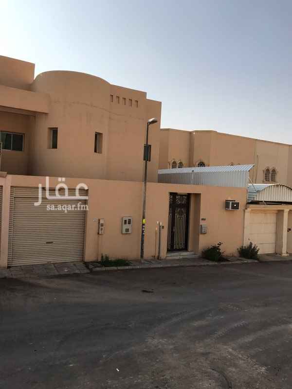 1297481 فله نظيفه جدا الدور الارضي مجلس واسع وغرفة طعام وغرفة معيشة وصاله واسعة مفتوح على الدور العلوى مع فتحات بالسقف للاضائة - الدور العلوي ٤ غرف ٣ دورات مياه ومطبخ للتحضير - بالسطح يوجد غرفة خادمه وغرفة غسيل ودورة مياة