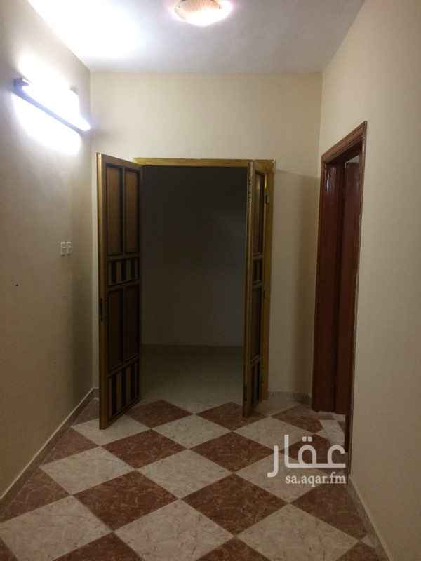 1586951 دور علوي للايجار مكون من ثلاث غرف نوم ومجلس ومجلط وصاله حي الخليج