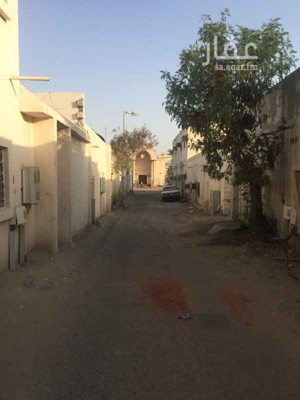 1689679 مربع بيوت شعبية مساحته تقريبا 100 متر مكعب يبعد عن شارع الثلاثين ما يقارب 100 متر وعن شارع الستين(الملك فهد) ما يقارب 500 متر ويبعد عن شارع المكرونة ما يقارب 1500 متر يحتوي على 22 غرفة
1-يوجد 8 بيوت تحتوي على غرفتين وحمام ومطبخ البيت الواحد ب (600).
2-يوجد بيتان من ثلالث غرف وحمام ومطبخ البيت الواحد (800).