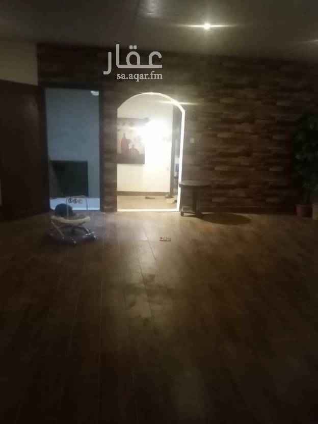 1674285 دور فله مكونه من حوش و٣ غرف ومطبخ وحمام تفتح على حوش آخر وبدر وم نظيف جدا جدا يتكون من ٣ غرف و٢ صاله ومطبخ وحمام الموقع على الشارع العام خلف سوق العبيكان مباشره موثثه