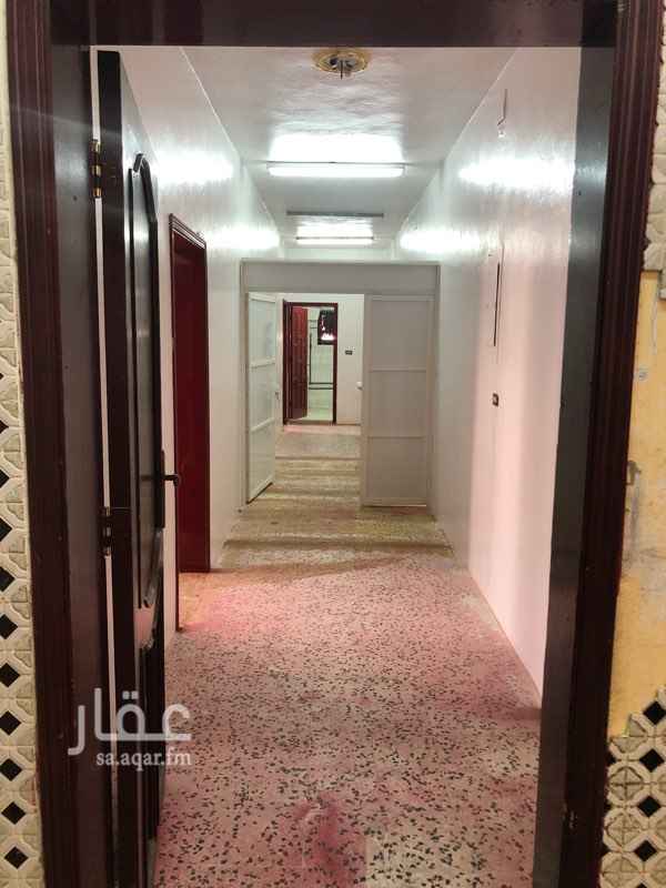 1625623 ثلاث غرف نوم + صاله متوسطة + حمامين +مستودع وبلكونه +مطبخ راكب
التواصل واتس اب 0536280671