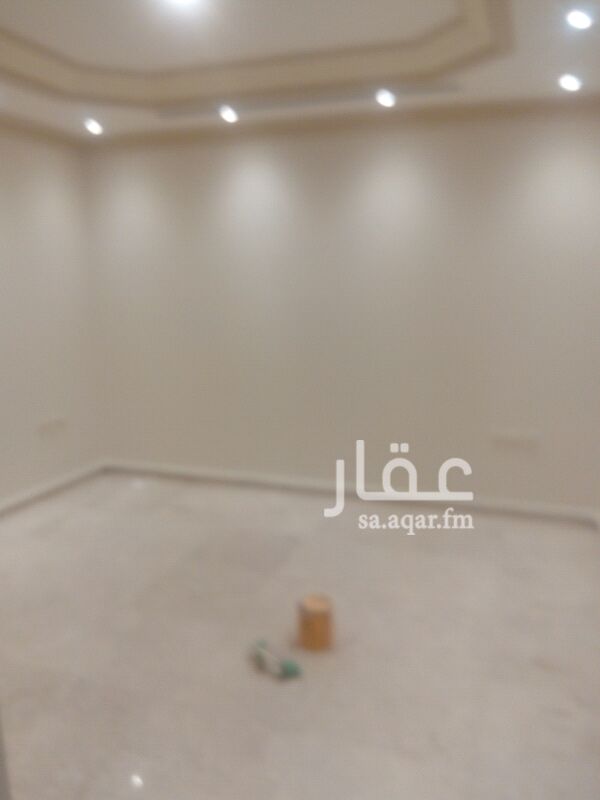 1297772 فيلا ايجار حي النخيل نظيفه حدا مكونات الارضي مجلس مقلط صاله مسبح وحديقه ويوجد 2مطبخ بالفيلا مدخل سيارة وغرف سايق ملحق خارجي وفوق 5غرف نوم كل غرفه بها حمام والسطح 2غرفه بحمام وغرة شغاله الفيلا زاويه علي شارعين 20غربي 30شمالي يوجد مكيفات مركزيه بجميع الفيلا