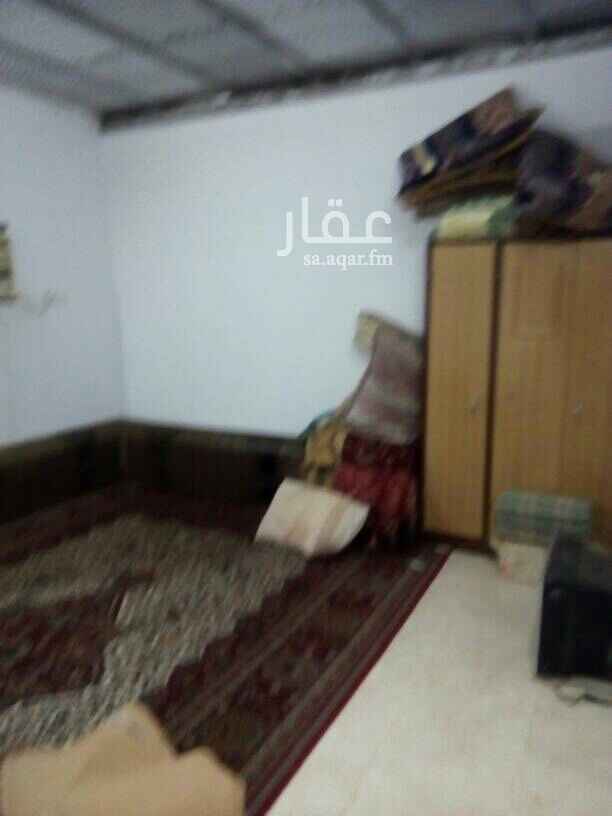 1683540 هو قسمين القسم الأول فيه بيت مكون من غرفه 5×4و صاله5×10 و دورة مياه و مطبخ 4×5 ودكه و مخزن 2×3
والقسم الثاني فيه دكه و مسبح مخطط و بس