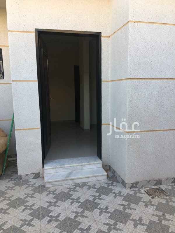 1581588 للايجار دور ارضي مجلس مقلط صاله وثلاث غرف نوم ثلاث حمامات وحوش ومدخل سيارة مكيفات ومطبخ راكب للمالك 65000 ريال