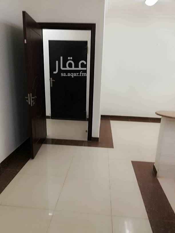 1755234 شقة ارضية غرفتين وصالة صغيرة ومطبخ مفتوح ع الصالة ومطابخ راكبة ومجلس ودورتين مياه وشقة نظيفة شبه جديدة وعمارة نظيفة جدا وفريلة من الدايري وقريبة من مسجد عثمان الرشيد وحرمه وكل الخدمات متوفرة