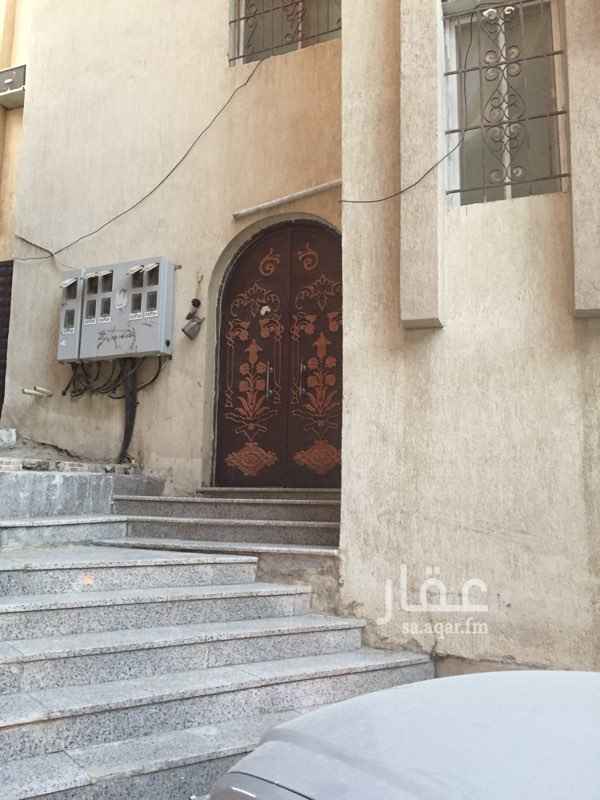 1479104 السلام عليكم ورحمة الله وبركاتة. يوجد لدينا عمارة داخل الحرم بمكة المكرمه العتيبيه شارع الجزائر للايجار بالكامل سنوي. تتكون من ٦شقق ومصعد دور ارضي شقة مدخلين من خمس غرف وصاله ومطبخ وثلاث حمامات مساحة ٢٥٠م. دور اول. من شقتين غرفتين ومطبخ وحمام بمدخل واحد وثلاث غرف وصالة ومطبخ وثلاث حمامات بمدخل واحد مساحتها ٣٠٠م الشقتين بعداد كهرباء واحد ودور ثاني من شقة بمدخلين خمسة غرف وصالة ومطبخ وثلاث حمامات بمساحة٣٠٠م. ودور ثالث يتكون من ملحقين شقة بمدخل واحد غرفتين ومطبخ وصالة وحمامين وسطح داخلها