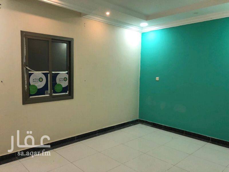 1384017 دبلكس متصل
الدور الأول خدمات
الدور الثاني اربع غرف نوم اثنتين ماستر
الاخير غرفة خادمة مع غرفة غسيل
يوجد جاكوزي