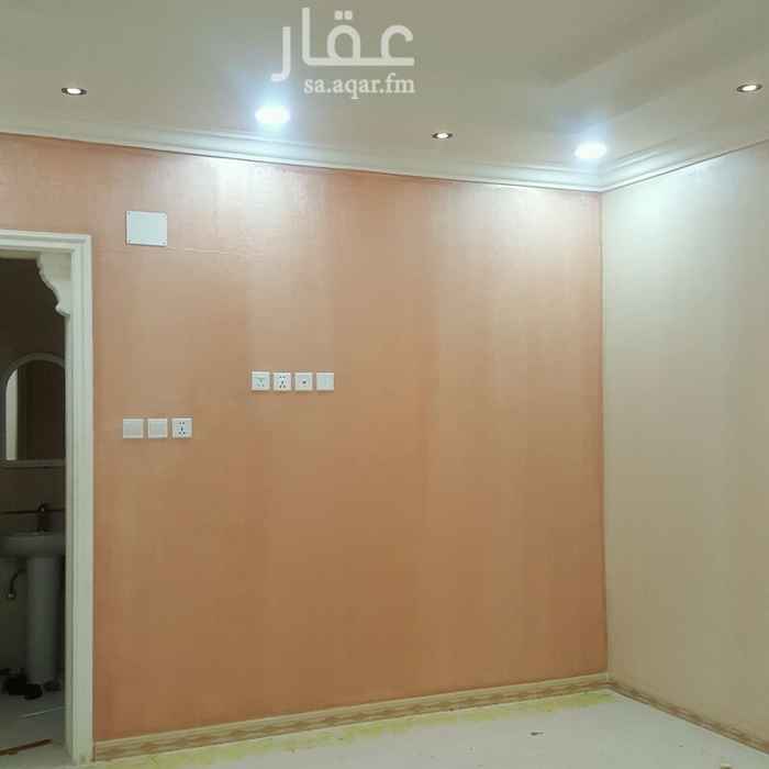 900480 شقة دور ثاني لها سطح خاص ومكيفات مركبة مساحتها كبيرة وموقعها ممتاز