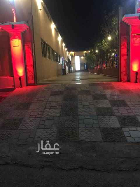 1454685 للتقبيل فقط( مقهي ومطعم وكافيه بجده ) قائم ويعمل 24 ساعه وله زبائنه وشغال ولله الحمد له جميع الترخيصات رخصة بلدية ورخصة دفاع مدني وشبكة وسائل امن وسلامة للموقع كامل وسجل تجاري المقهي علي مساحة 2500 متر مربع جلسات ارضية مفتوحة ومزوع حوالها ويوجد 26 جلسة بها 26 شاشة بلازما ويوجد اكبر شاشة عرض بروجكتر بجده وربما بالمملكة الشاشة 32 متر مربع وجهاز بروجكتر للعرض أصلي وعدد 2 سماعة كبير يتم تركيبها للبروكتر للمباريات المحليه والعالميه بالمقهي عدد الغرف بالمقهي حوالي 32 غرفه وصالتين مكيفه وشبكة دش مركزي