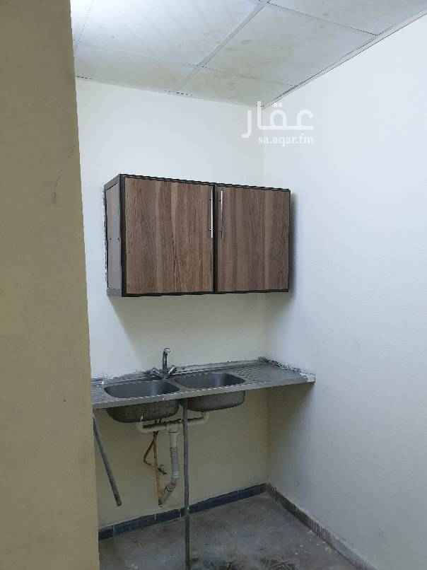 1682683 غرفة
حمام واحد
مطبخ صغير
دور أرضي
٨٠٠ ريال
الماء والصرف الصحي مجاناً