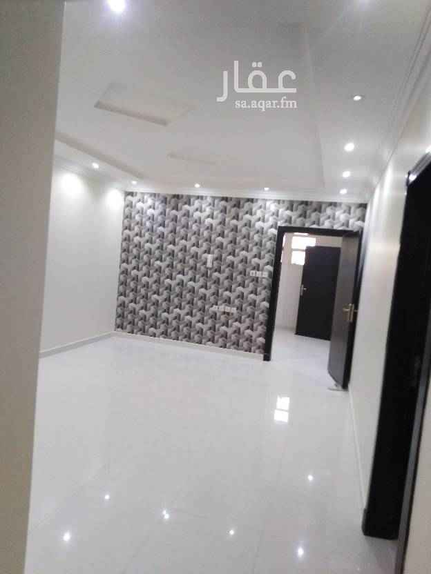 1695251 شقة فى فيلا بحي العقيق
مكونة من
غرفتين نوم (منهم غرفة ماستر)
صالة
مجلس
ثلاث دورات مياه
مطبخ راكب
بدون مكيفات
الشقة بها سطح