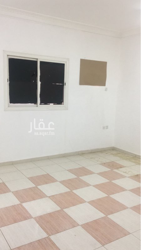 1359127 شقة للإيجار بحي العريض - شارع ساري -خلف المستهلك الاول
دور ارضي
٣ غرف
صالة ( امكانية غرفة رابعه )
حمامين
مطبخ
والتجديد والبويات على حسب رغبة الزبون ( على حساب مالك العمارة)