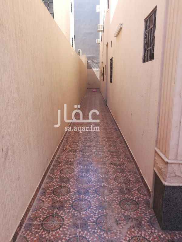 1462533 دور ارضي للايجار في حي الرمال الذهبي ويتكون من حوش مشب مجلس رجال ومقلط ودوره مياه وصاله ومطبخ وغرفه وجلس نساء وغرفتين نوم بحمام مشترك وغرفه نوم ماستر