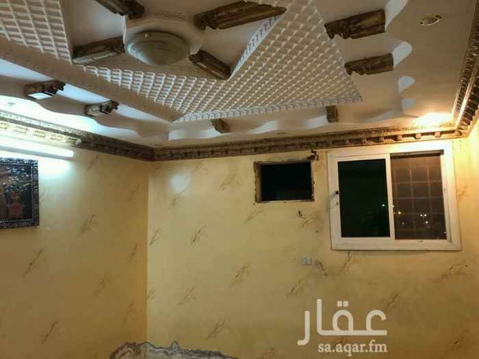 1390885 شقة للإيجار عوائل : أربع غرف + صالة + دورتين مياه + مدخلين للرجال والنساء + جبس نازل + الارضيات سيراميك + مقاسات الغرف : 4 في 5
