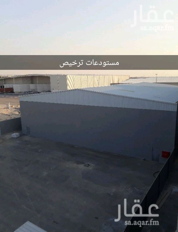 1299424 ساحه مكشوفه بين مستودعات ومجمع تجارى ..مسفلته بها مدخلين بعرض٤ متر المدخل..كهرباء ماء