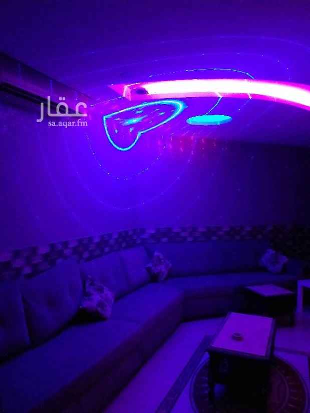 1562917 شالية في منتجع أرض السعادة ١ جدة ابحر الشمالية مكون من ثلاثه غرف وحمامين مطبخ صالة بلكونة المسابح خارجية (مشتركة) عدد ٤ مسابح اطفال مسبح نساء ومسبح رجال وشاطئ رملي وسقالة عليها جلسات في البحر
*إيجار عوائل فقط *