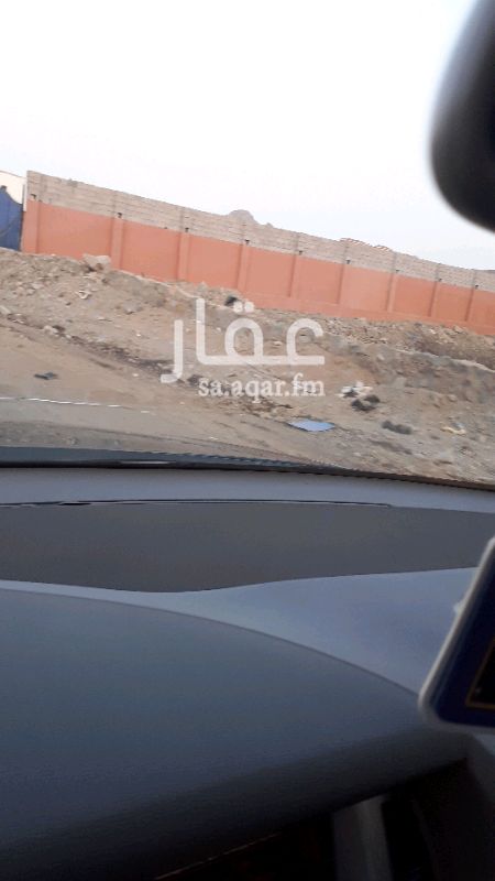 863532 حوش للايجار السنوي مساحته ١٠٠٠ م متوفر فيه جميع الخدمات وسكن عمال واستراحة و مستودع مكاتب متنقلة وسوره مرتفع ٤ م