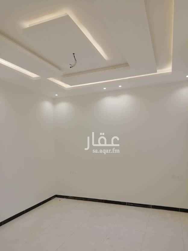 1723455 شقه للإيجار السنوي دور علوي خلف المستشفي الألماني بخميس مشيط حي الروضه تتكون من 6 غرف وصاله و5 دورات مياه بجنب مدرسة البنات يوجد بها سطح مستقل +اسنصير الشقه كما موضح في الصور السعر 28000 الف لتواصل جوال 📱 0555750812 /0538376966
