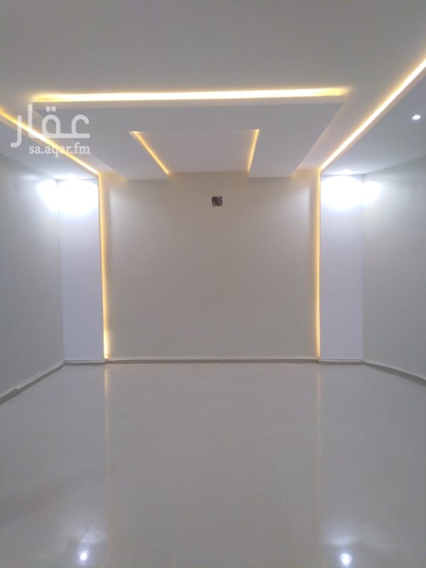 1760718 فله درج صاله
شقتين
شارع ١٥ شمالي
حوش مدخل سياره
مشب
مجلس
مقلط
صاله
غرفة كبار سن
درج صاله
ثلاث غرف نوم
غرفة خادمه مع حمام
سظح خاص للفله