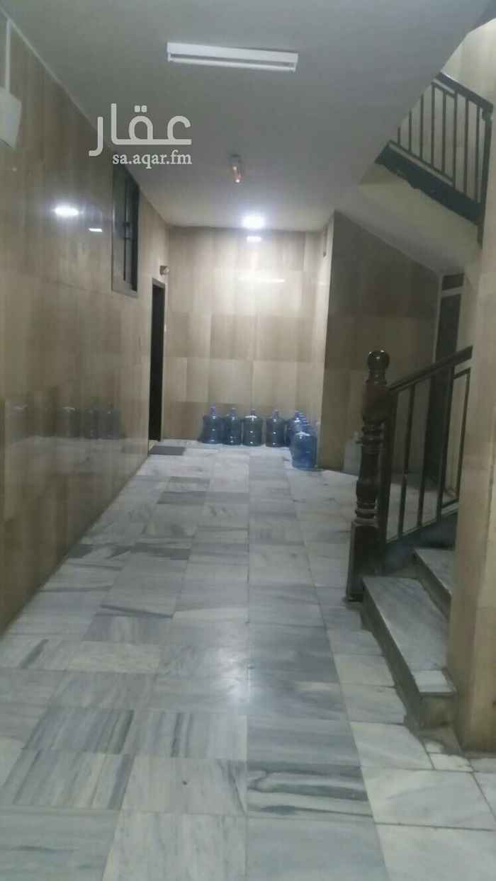 1599590 يوجد لدينا شقة عوائل بحي الورد مكونه من أربع وصاله + مطبخ + حمامين يوجد مطبخ فقط راكب بدون مكيفات السعر 26 الف