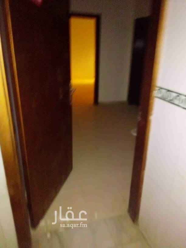 1752785 للايجار شقق عوائل 3غرف وصاله2دوره مياه ومطبخ المكيفات والمطبخ راكب مساحه الغرف كبيره وايضا المطبخ والصاله كما يوجد مصعد بالعماره ويوجد شقق متوفره بالدور الاول والثانى موقع العماره استراتيجى قريب من جميع الخدمات وكما يتوفر عدد كافي من مواقف سياره لخدمه السكان
