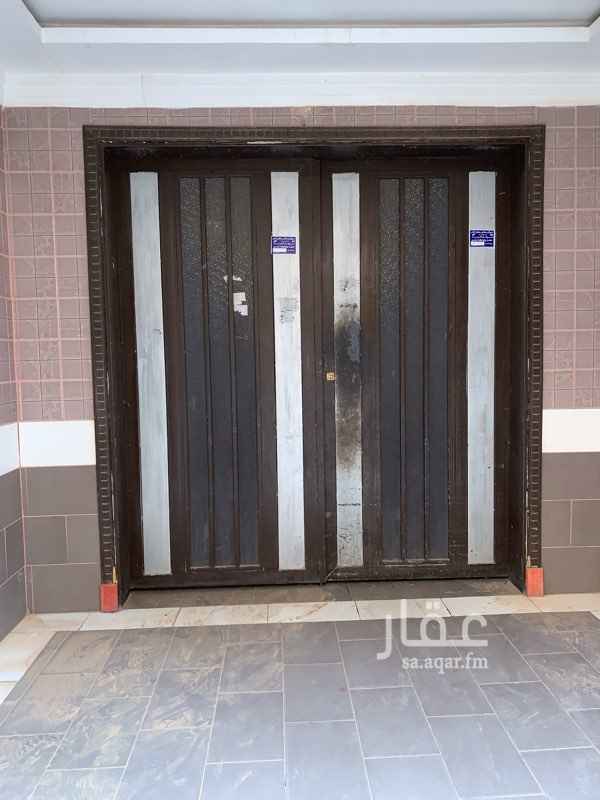 1685484 يوجد تاجير 4اشهر وما فوق و يوجد سطح خارجي