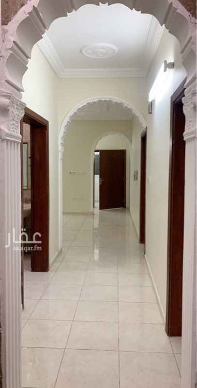 1760884 شقه مكونه من : 3 غرف ، صاله ، 3 دورات مياه ، مطبخ ، سطح خاص ، مدخلين .