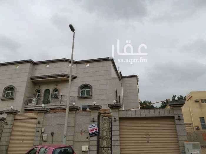 1400928 فيلا مستقلة للايجار بحي المروة ظهيرة شارع حراء مساحة 480م
مكونة من دور وملحق وحوش وسطح كالتالي :
✔️مدخل سيارة خاص+غرفة سائق
✔️دور كامل مكون من 6 غرف مساحات كبيرة جدا +4دورات مياه +مطبخ راكب +مكيفات راكبه +مستودع
✔️ملحق مكون من غرفتين +صالة +سطح لكامل المبنى +حمام+مطبخ راكب
الايجار السنوي /70,000