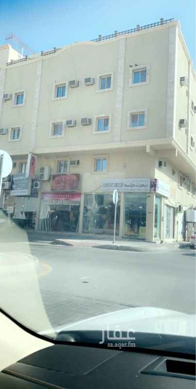 1296848 معرض بمساحة 50متر بالخبر الشمالية بشارع الملك فهد تقاطع 20 بموقع محلات الديكور وورق الجدران