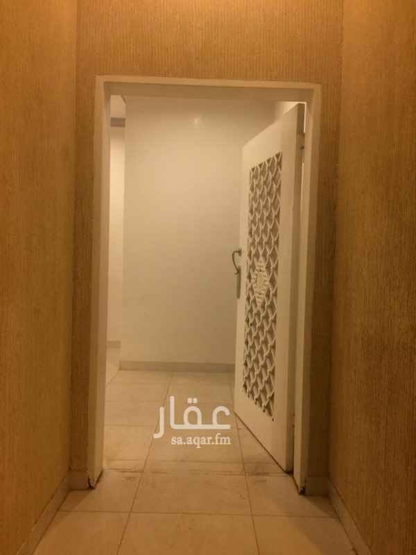 1445549 فيلا دبلكس في موقع مميز وقريب من الخدمات للايجار دورين يتكون الدور الارضي من مجلس ومقلط وصاله ومطبخ ودورتين مياه ويتكون الدور الاول من ثلاث غرف نوم كل غرفه بدورة مياه مستقله والدور الثاني يتكون من غرفة غسيل وغرفة شغاله ويوجد مدخل سياره وحوش
لتواصل
0539117717