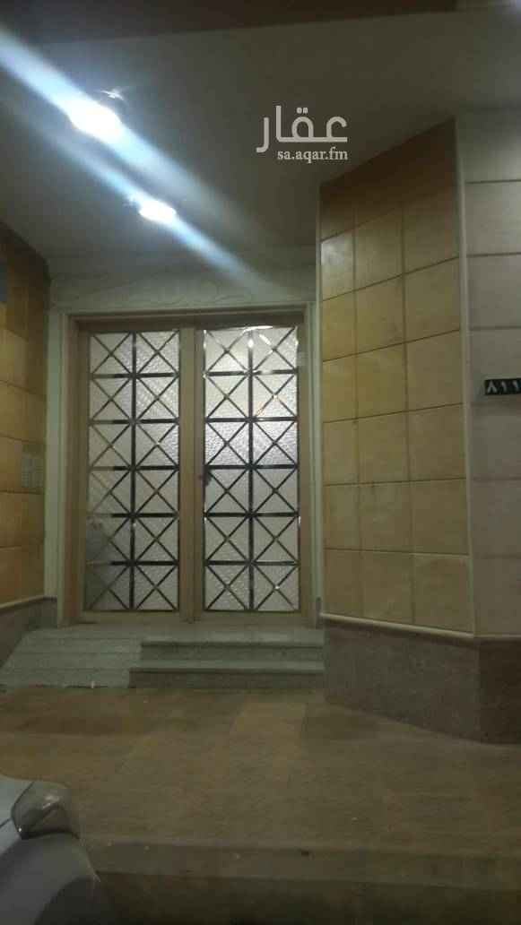 1755897 شقه للايجار بحي الضباط خلف مطعم النافورة 3غرف + صاله+ حمامين + مطبخ راكب + 4مكيفات اسبلت يوجد حارس العماره الشقه في الدور الارضي للاستفسار 0539512345 واتس اب 0539512345
