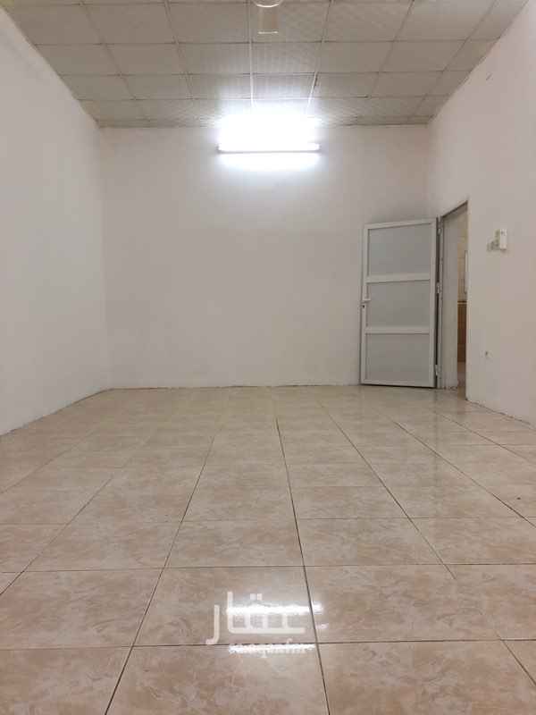 1738599 شقة مكونة من غرفتين ومطبخ ودورة مياة في عمارة مسلح نظيفة الشقه في الدور الثالث الايجار شامل الكهرباء والماء