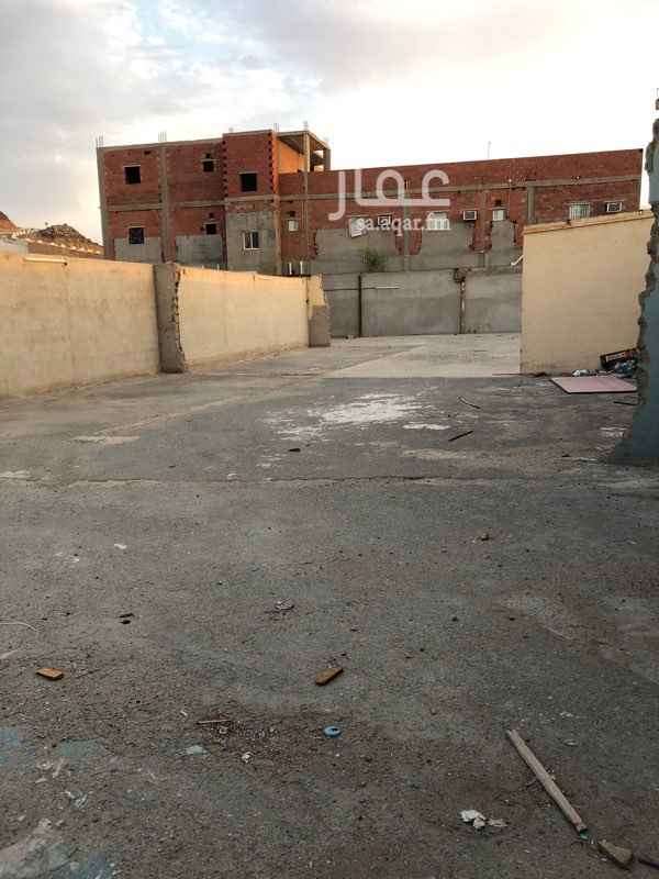 1666913 حوش مستودع مكون من : ٢٠ غرفة نوم متصله و ١٠ دورات مياه ومطبخ كبير وثلاث مكاتب ومساحة كبير يحق للمستاجر استخدامها ممكن ( توسيع للمستودع او وضعها مواقف سيارات )