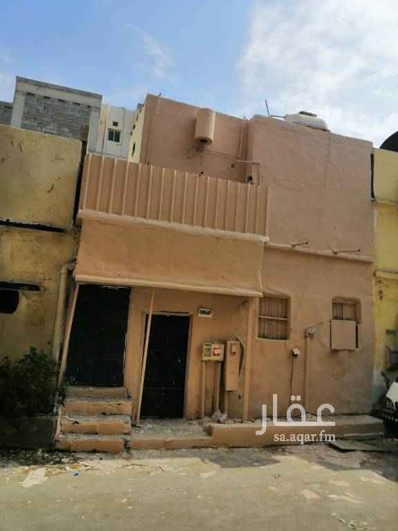 1700385 بيت شعبي مكون من دورين
الدور الاول حمامين و٤غرف ومطبخ وفناء
الدور الثاني غرفتين وفناء ومطبخ ودورة مياه
البيت مجدد بالكامل