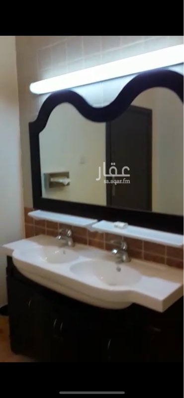 1589521 الايجار شقة بحي الياسمين مربع 17 . في الدور الاول . مساحتها (131.50) ثلاث غرف وصالة ودورتين مياة . المطبخ راكب . وبها مكيفات السعر المطلوب اربعمائة الف ريال قابل للتفاوض والايجار ٣٥ الف سنوي