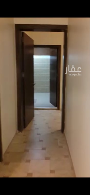 1589535 للبيع شقة بحي الياسمين مربع 17 . في الدور الاول . مساحتها (131.50) ثلاث غرف وصالة ودورتين مياة . المطبخ راكب . وبها مكيفات السعر المطلوب اربعمائة الف ريال قابل للتفاوض والايجار ٣٥ الف سنوي