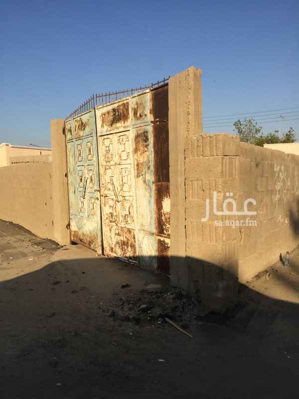 1636847 الحوش يوجد به غرفه ومطبخ وحمام ومحل تجاري كما يوجد اعمده بناء ويوجد به عداد كهرباء بصك الكتروني