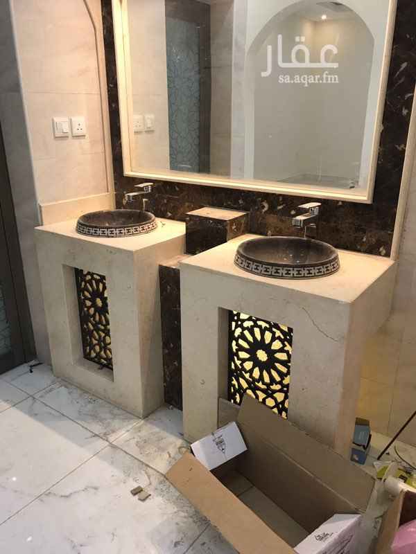 1367145 دبلكس في حي الفاخرية مكون من مجلس وصالة ومقلط ومطبخ خارجي ومطبخ داخلي و 6 غرف نوم ومجلس في السطح وسطح وحوش ومدخل سيارة عمر الدبلكس سنة الايجار 50000 الدبلكس فقط فيه سخانات بدون مكيفات