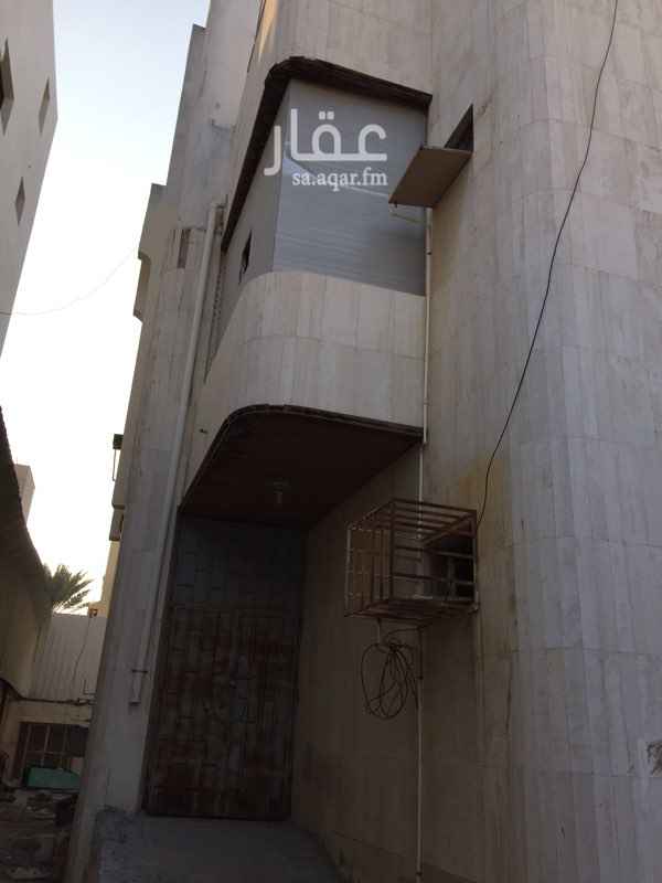 1299835 فيلا للايجار بحي الربوة خلف البيك الي بشارع المكرونة وخلف الدفاع المدني
مكونة من ثلاثة ادور
كل دور من 6 غرف وصالة
مجموع الغرف 18غرفة وثلاث صالات
ويوجود حوش يتسع حوالي ٧سيارت ب
تصلح مقر لشركة او سكن عمال
الايجار 100الف ريال سنوي