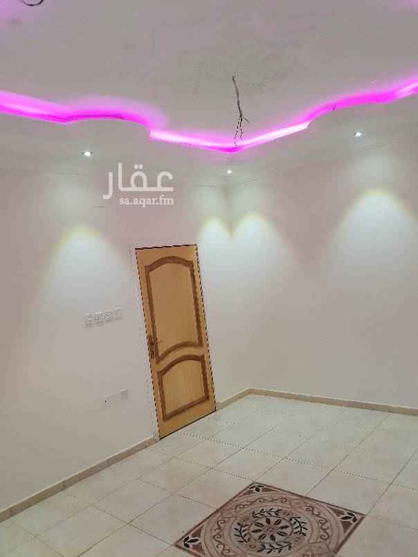1542173 شقه للإيجار السنوي مكونة من ثلاث غرف ودورتي مياه وصالة ومطبخ ومدخلين