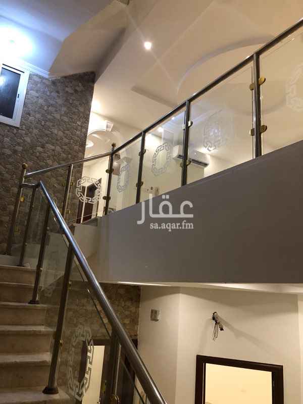 1547308 فيلا درج داخلي
الارضي: استقبال مجلس رجال، مجلس نساء، صالة طعام، مطبخ، صالة، غرفة سائق، حوش، وصالة تخزين ٣ دورات مياه
الاول : اربع غرف نوم كل غرفة بدورة مياه، صالة ببوفيه.
الثاني : غرفتين نوم كل غرفة بدورة مياه، وغرفة غسيل وسطح.