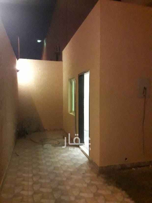 1501251 دور للايجار... مدخل خاص مع حوش ..مكون من غرفه خارجيه ... ومجلس وغرفتين نوم ومطبخ مفتوح علي الصاله نظام امريكي وغرفه خادمه و٢ دورة مياه راكب مكيفات وراكب مطبخ ...للتواصل واتس اب فقط ... ٠٥٤٠٨٥٨٦٣١
