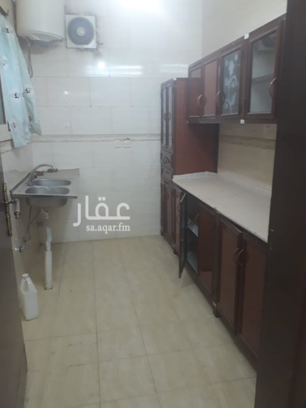 1642380 شقة بفيلا مكونه من غرفتين وصالة صغيرة وحمام ومطبخ وسطح صغير راكب مطبخ بدون مكيفات السعر ١٥ الف