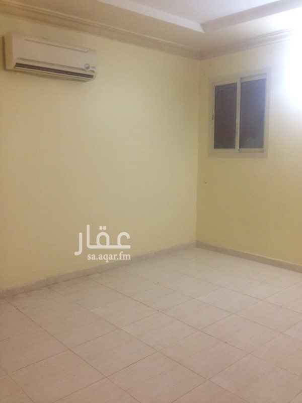 1680029 شقة عوايل اربع غرف وصاله وثلاث حمامات ومطبخ منها غرفة ماستر راكب مكيفات اسبلت ومطبخ نظيفة جدا السعر ٢٨٥٠٠ الف