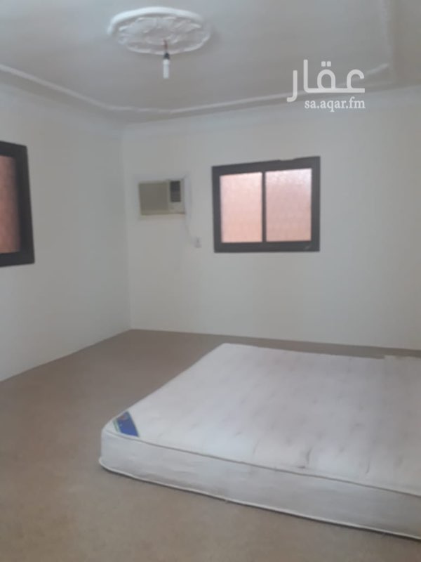 1762420 شقة عوايل مدخل خاص مع حوش مكونه من اربع غرف وصالة وحمامين ومطبخ راكب مكيفات ومطبخ. نظيفة واسعه السعر ٣٥ الف