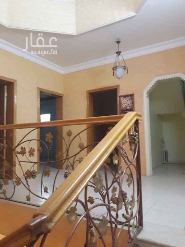 1762431 فيلا للايجار درج صالة مكونه من الدور الارضي مجلس ومقلط وصالة وغرفة وحمامين ومطبخ. الدور العلوي اربع غرف نوم وثلاث حمامات منهم غرفتين ماستر الدور الاخير غرفة كبيرة وحمام. وسطح. معها مدخل سيارة وحوش كبير. السعر ٦٠ الف