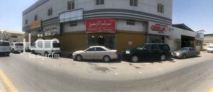 1694689 رقم العقار ( 147/-4-5-2)
٣ محلات للايجار قابله للترخيص بالصناعية القديمة عند محلات قطع الغيار للسيارات الموقع على شارع سيدين متميز .