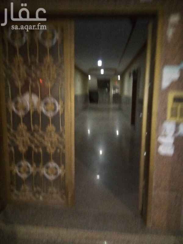 1585406 شقة للايجار عوايل
حي المغرازات شارع جرير ابن عبدالله
ثلاث غرفه وصاله ومجلس
وثلاث دورات مياه ومطبخ راكب
تشطيب ممتاز ((بدون مكيفات))