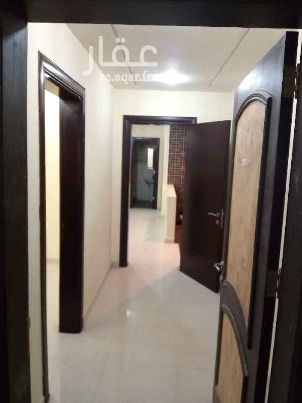 1587485 شقة للايجار عوايل
حي الربيع شارع الغطغط
ثلاث غرفه وصاله ودورتين مياه ومطبخ امريكي
راكب مكيفات اسبلت تشطيب سوبر لوكس